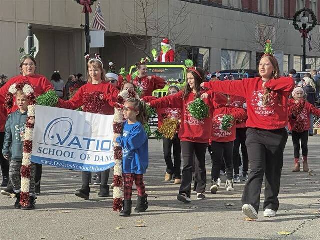 9069906_web1_vnd-TarBrackXmasParade04