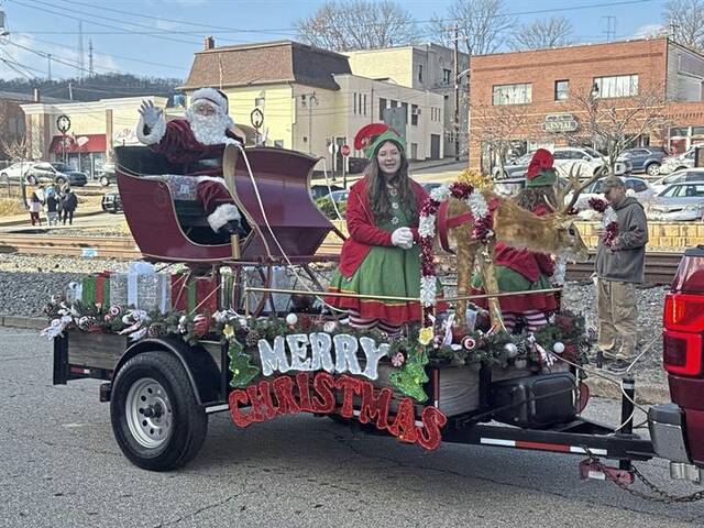 9069906_web1_vnd-TarBrackXmasParade05