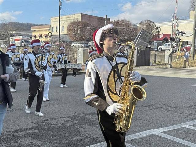 9069906_web1_vnd-TarBrackXmasParade06