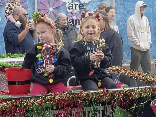 9069906_web1_vnd-TarBrackXmasParade08