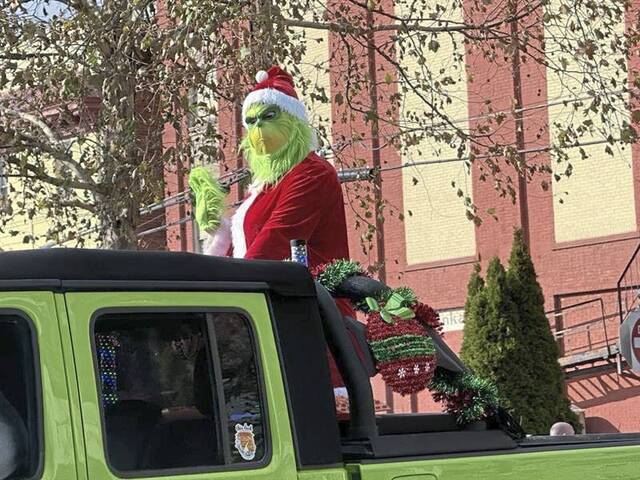 9069906_web1_vnd-TarBrackXmasParade09