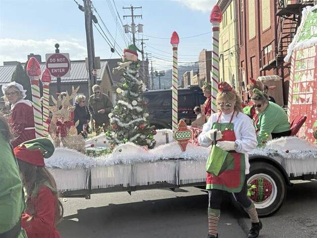 9069906_web1_vnd-TarBrackXmasParade10