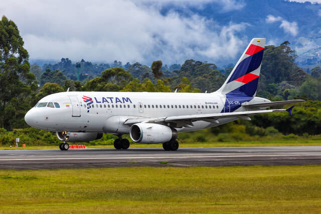 9071347_web1_WORLD-NEWS-AIRLINES-VENEZUELA-CANCELLATIONS-DMT