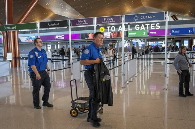 9074284_web1_ptr-holidaytravel13-112525