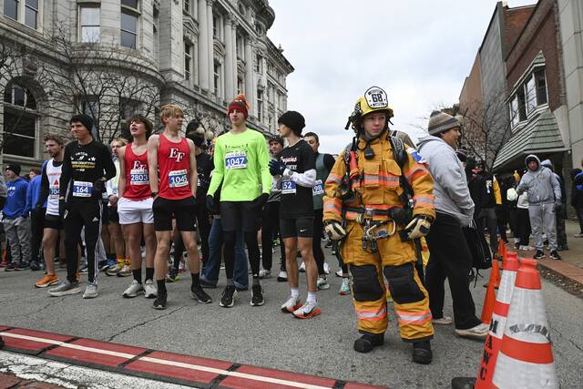 9074411_web1_gtr-GbgTurkeyTrot007-112825