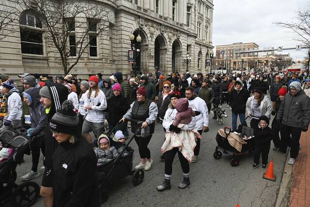 9074411_web1_gtr-GbgTurkeyTrot008-112825