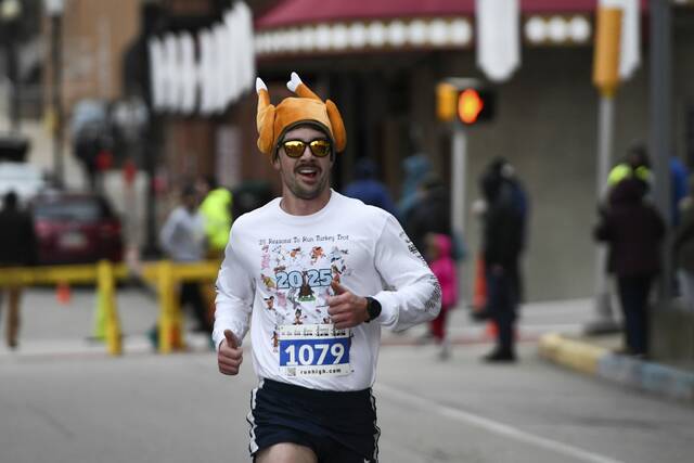 9074411_web1_gtr-GbgTurkeyTrot009-112825