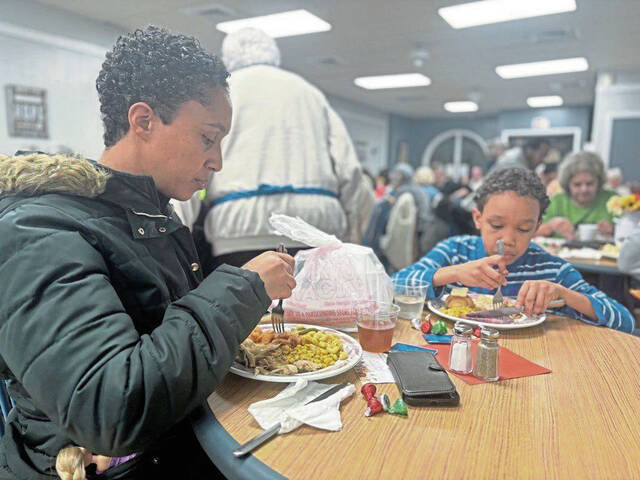 9074516_web1_vnd-HolidayHelp11