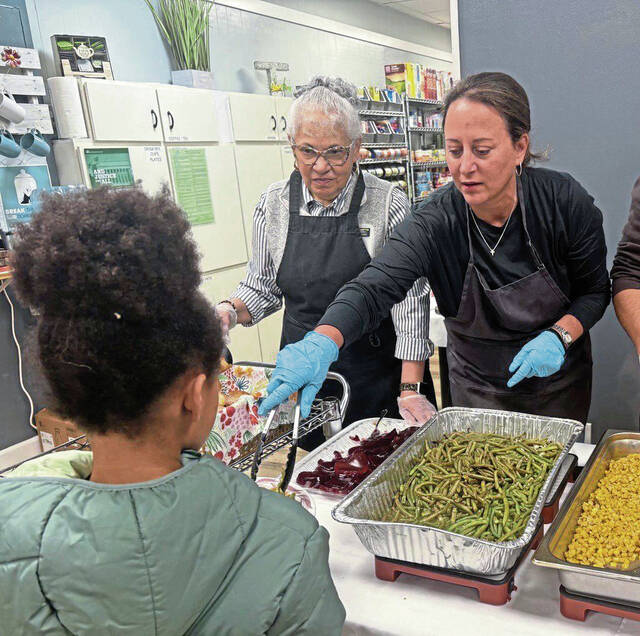 9074516_web1_vnd-HolidayHelp12