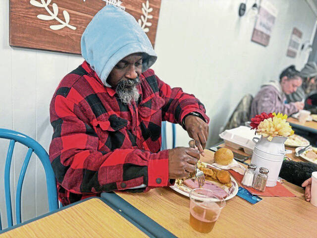 9074516_web1_vnd-HolidayHelp14