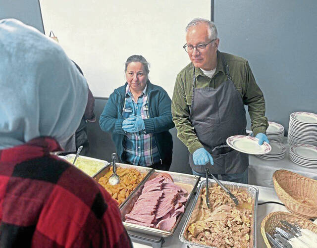 9074516_web1_vnd-HolidayHelp15