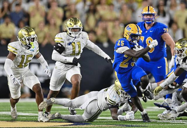 9074598_web1_gtr-PittFB-112525