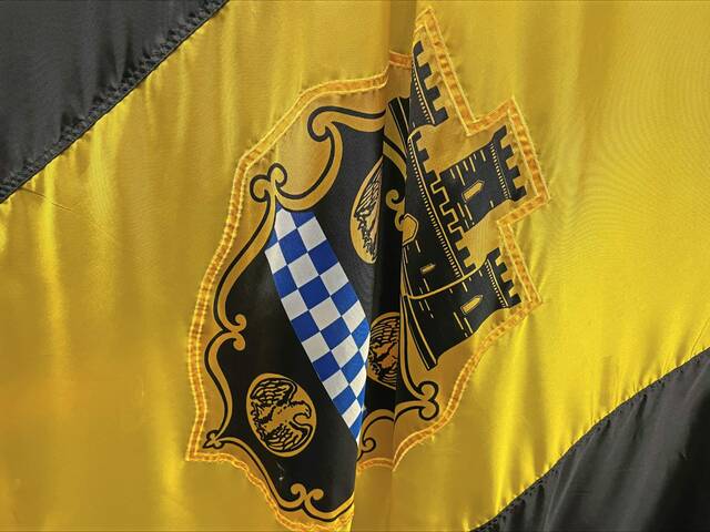 9080759_web1_PTR-Pittsburgh-flag-with-crest-Black-and-gold-Nov-2024