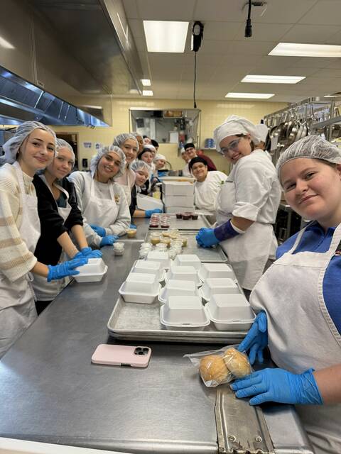 9080816_web1_naj-BeattiePackMeals-121125