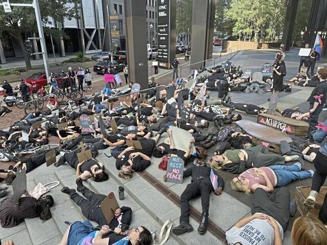 9081040_web1_ptr-UPMCTransProtest-0909252