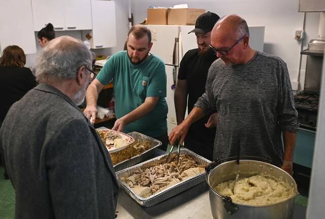 9081334_web1_vnd-turkeydinner004-112825