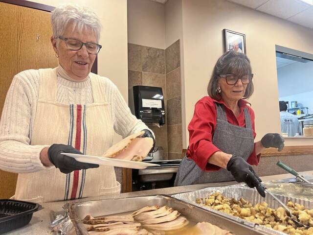 9081334_web1_vnd-turkeydinner1a-112725