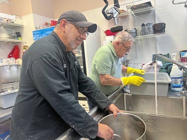 9081334_web1_vnd-turkeydinner2a-112725