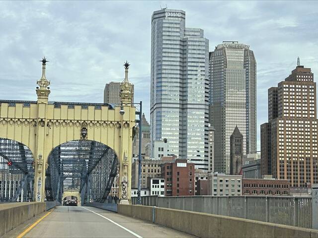 9082891_web1_PTR-Downtown-Pittsburgh-from-Smithfield-St-Bridge-Nov-2025-001