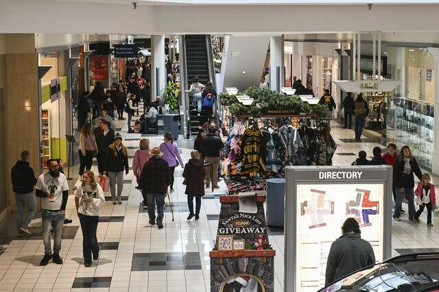 9083526_web1_gtr-lo-BlackFridayShoppers001-112925