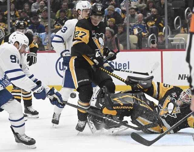 9085933_web1_ptr-PensLeafs09-113025