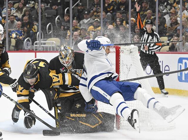 9085933_web1_ptr-PensLeafs12-113025