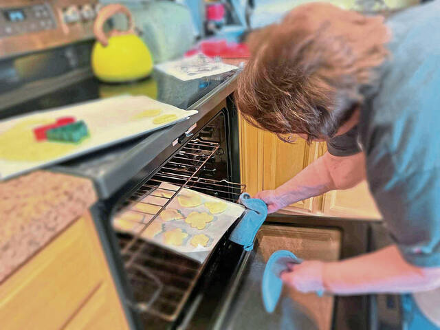 9001686_web1_gtr-CookieGrandma-Christmas-1