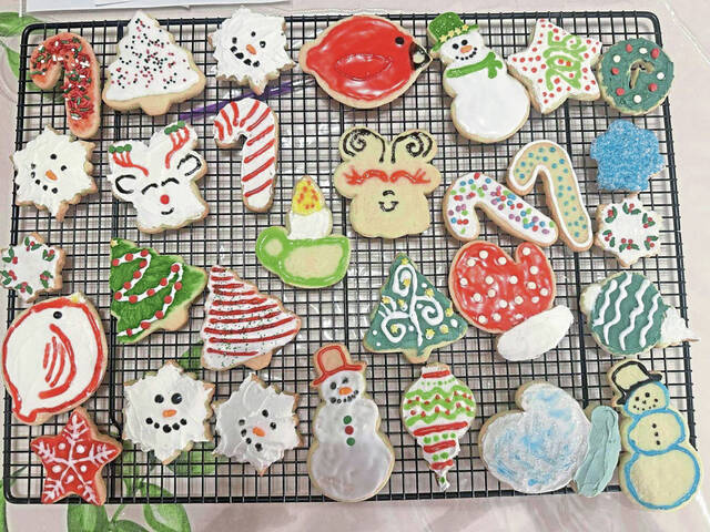 9001686_web1_gtr-CookieGrandma-Christmas-2