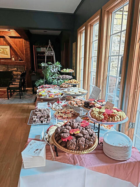 9001686_web1_gtr-CookieGrandma-Table