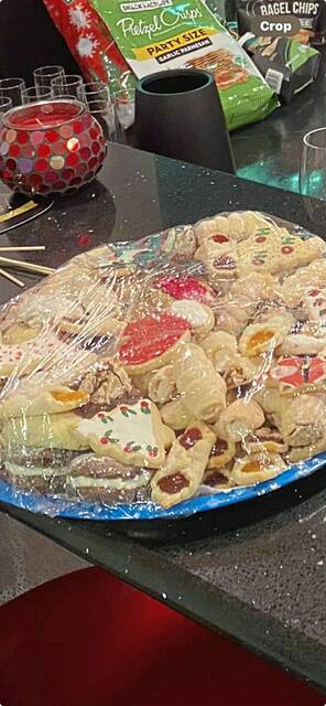 9001686_web1_gtr-CookieGrandma-Tray