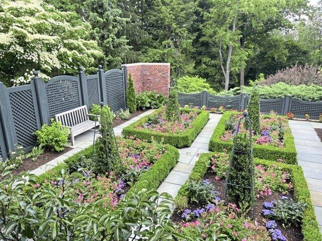 9056023_web1_sew-EliseSunkenGarden