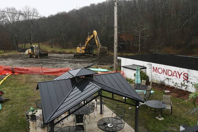 9074821_web1_gtr-MondaysOpen003-121124