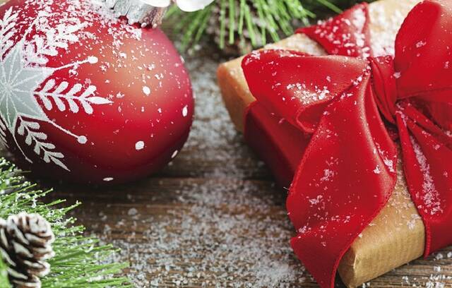 9074942_web1_Christmas-Gift-Ball-WEB