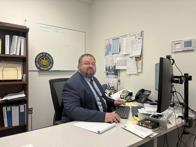 9076215_web1_HEr-BlawnoxManager-120425