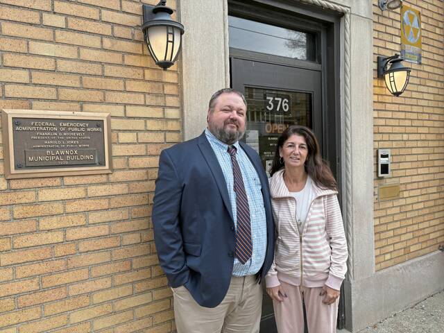 9076215_web1_HEr-BlawnoxManager2-120425