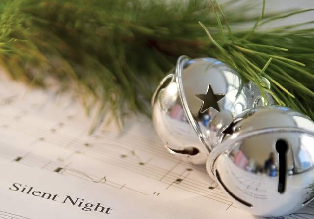 9077324_web1_web-ChristmasMusic5