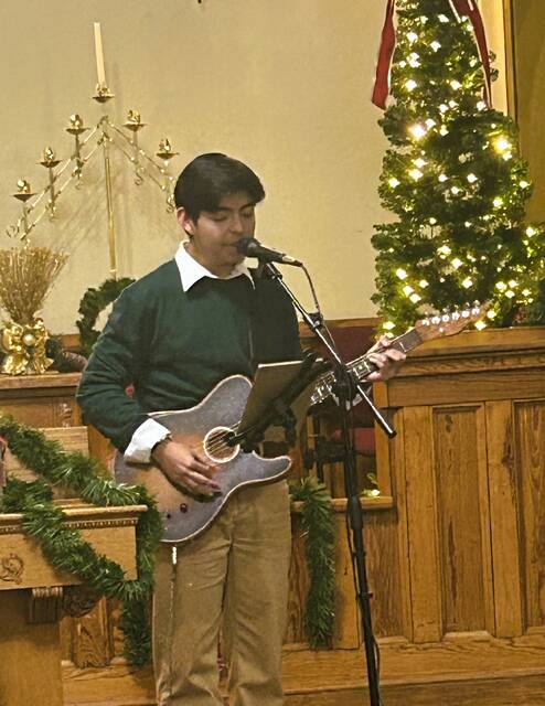 9080844_web1_tree-lighting-5