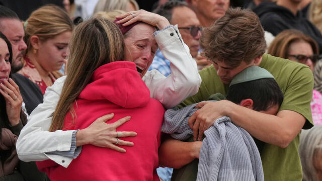 9090048_web1_AP25350347194942