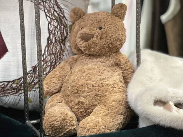 9090901_web1_her-splurge-121125