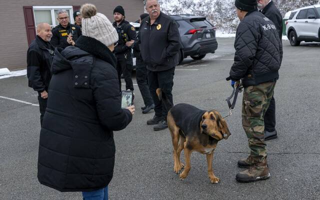 9093924_web1_gtr-GbgHoundFuneral1-120425