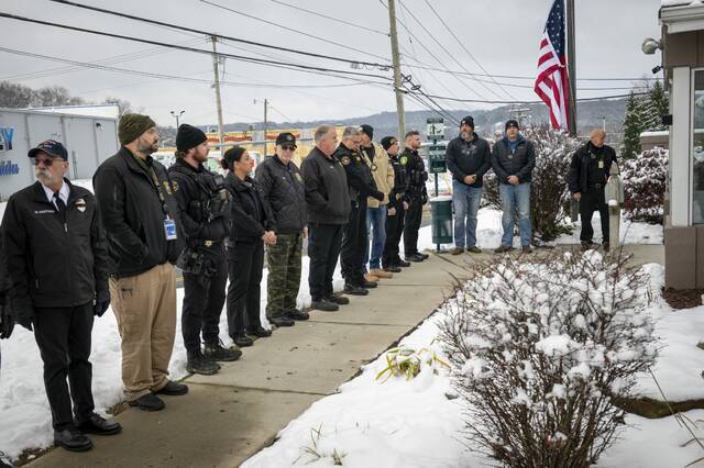 9093924_web1_gtr-GbgHoundFuneral2-120425