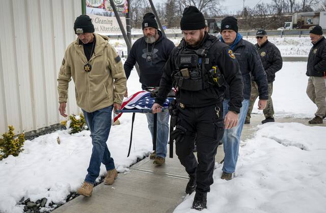 9093924_web1_gtr-GbgHoundFuneral8-120425