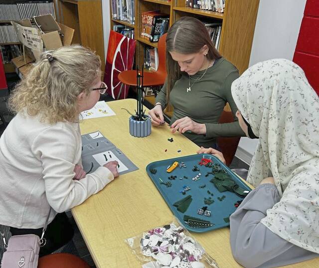 9094045_web1_sig-CVLegos1