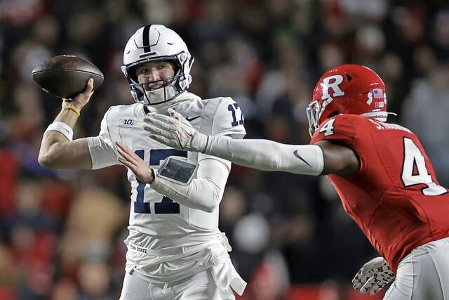 9094744_web1_gtr-PennStateQB-120325