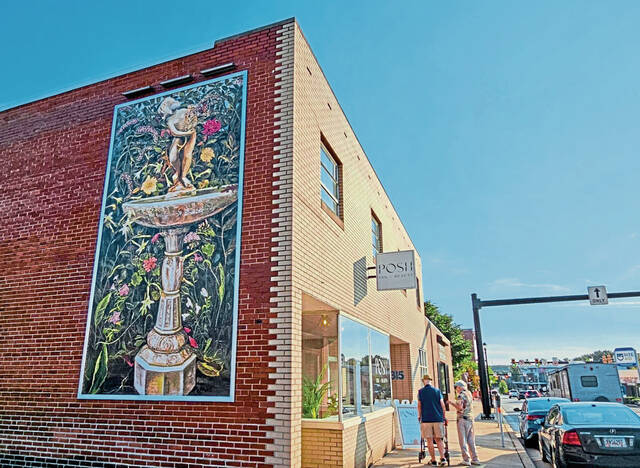 9095436_web1_gtr-LatrobeMural2-120425