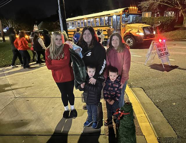 9096007_web1_sj-SparkMuellerFamilyInLine-121125