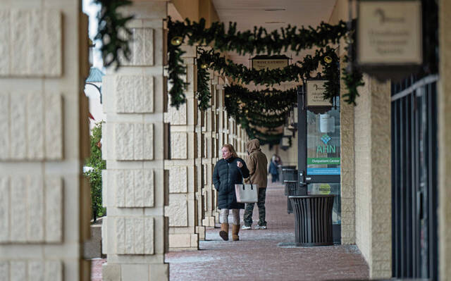 9098370_web1_vnd-InPersonShopping103-120525