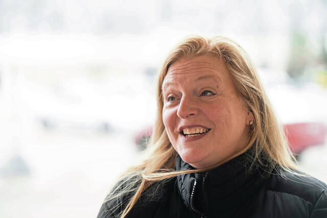 9098370_web1_vnd-InPersonShopping104-120525