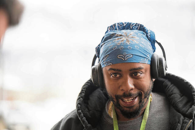 9098370_web1_vnd-InPersonShopping105-120525