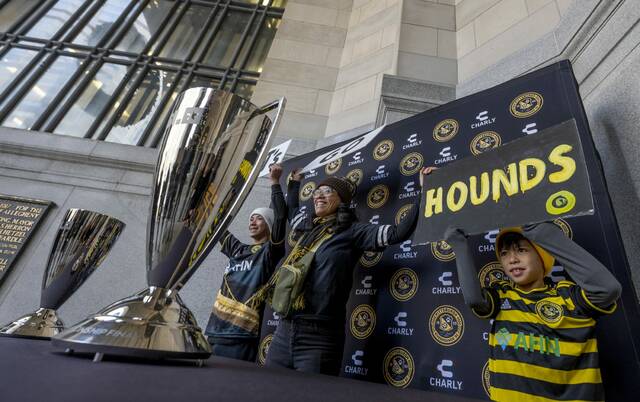 9100939_web1_Ptr-riverhoundsparty103-120425